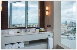 Hotel Embassy Suites Hilton bathroom